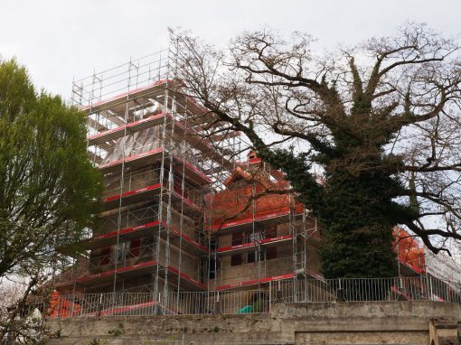 Montage d’échafaudages au Château de Montcherand