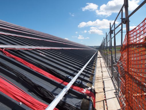 Echafaudage pour travaux de pose de panneaux solaires, halle Payerneland