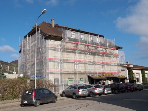 Montage d’un échafaudage sur l’Hôtel de la Gare à Moudon