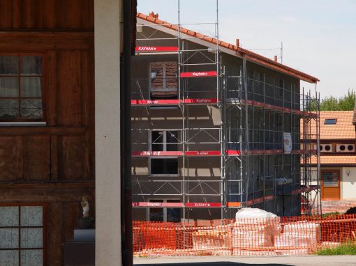 Echafaudage sur immeuble à Mézières / Fribourg