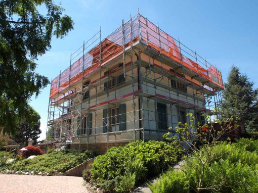 Montage d’un échafaudage sur une maison à Salavaux