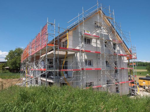 Montage d’un échafaudage sur un immeuble à Villars-le-Grand