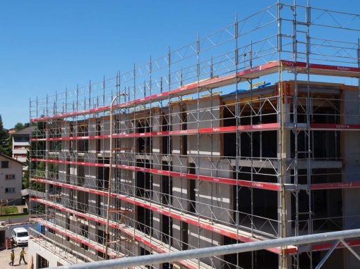 Montage d’échafaudages sur un chantier de construction à Bulle