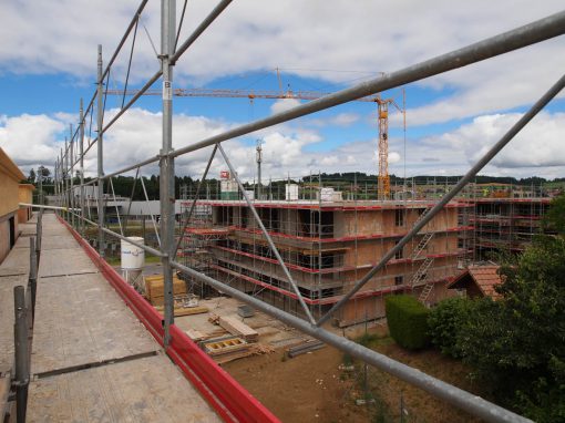 Montage d’échafaudages sur un chantier à Romont