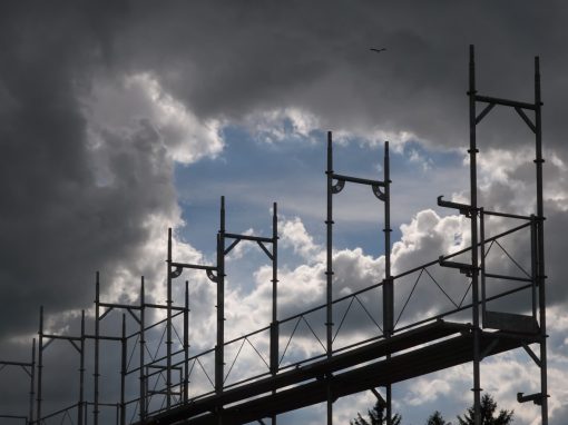 Montage d’échafaudages sur un chantier à Riaz