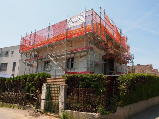 Montage d’échafaudages pour une villa à Châtel-St-Denis