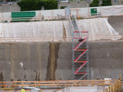 Montage d’une tour d’accès avec escaliers à Romont