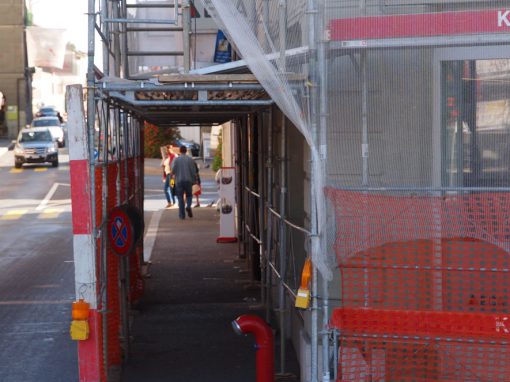 Montage d’échafaudages et d’un tunnel piétons à Payerne