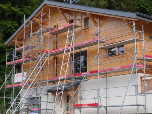 Montage d’échafaudage sur un chalet résidence aux Paccots