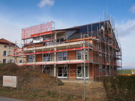 Echafaudages pour immeuble en construction sur la route d’Estavayer à Grandcour