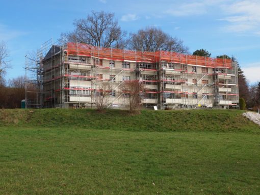Montage d’un échafaudages pour la rénovation d’un immeuble à Vallon