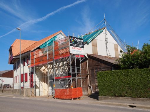 Montage d’un échafaudage avec protection de pignon pour travaux de toiture à Sédeilles/FR