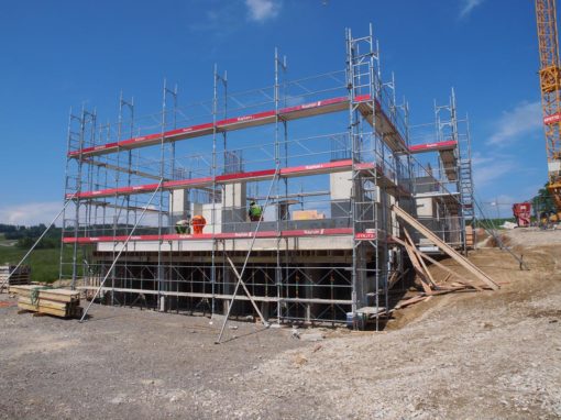 Montage d’un échafaudages pour la construction d’une villa à Romont
